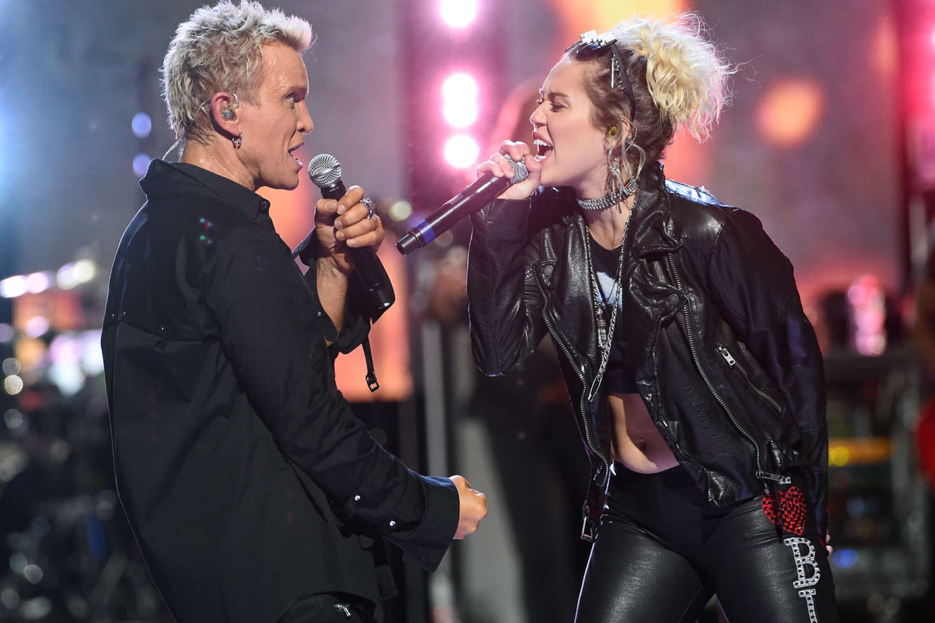 Билли Айдол и Майли Сайрус на музыкальном фестивале в Лас-Вегасе (2016) Билли Айдол и Майли Сайрус на музыкальном фестивале в Лас-Вегасе (2016)