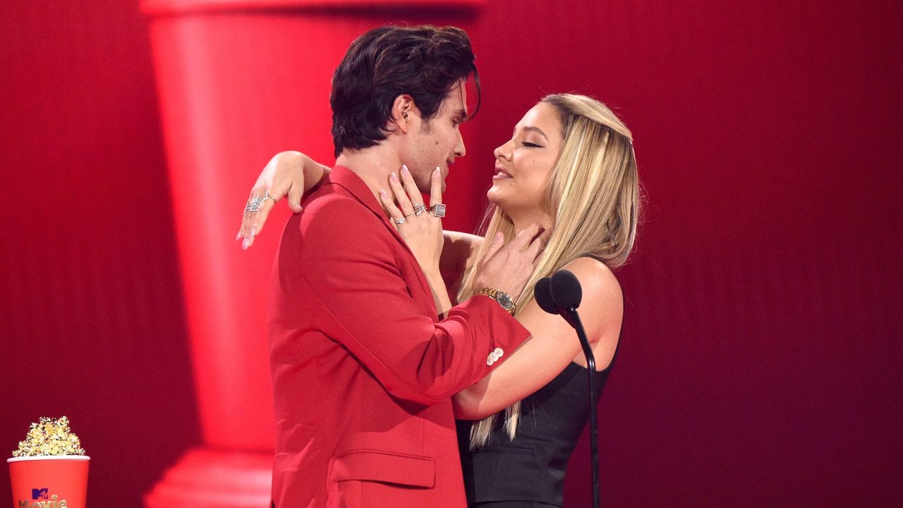 Madelyn Cline with her ex-boyfriend and Outer Banks co-star Chase Stokes Madelyn Cline with her ex-boyfriend and Outer Banks co-star Chase Stokes