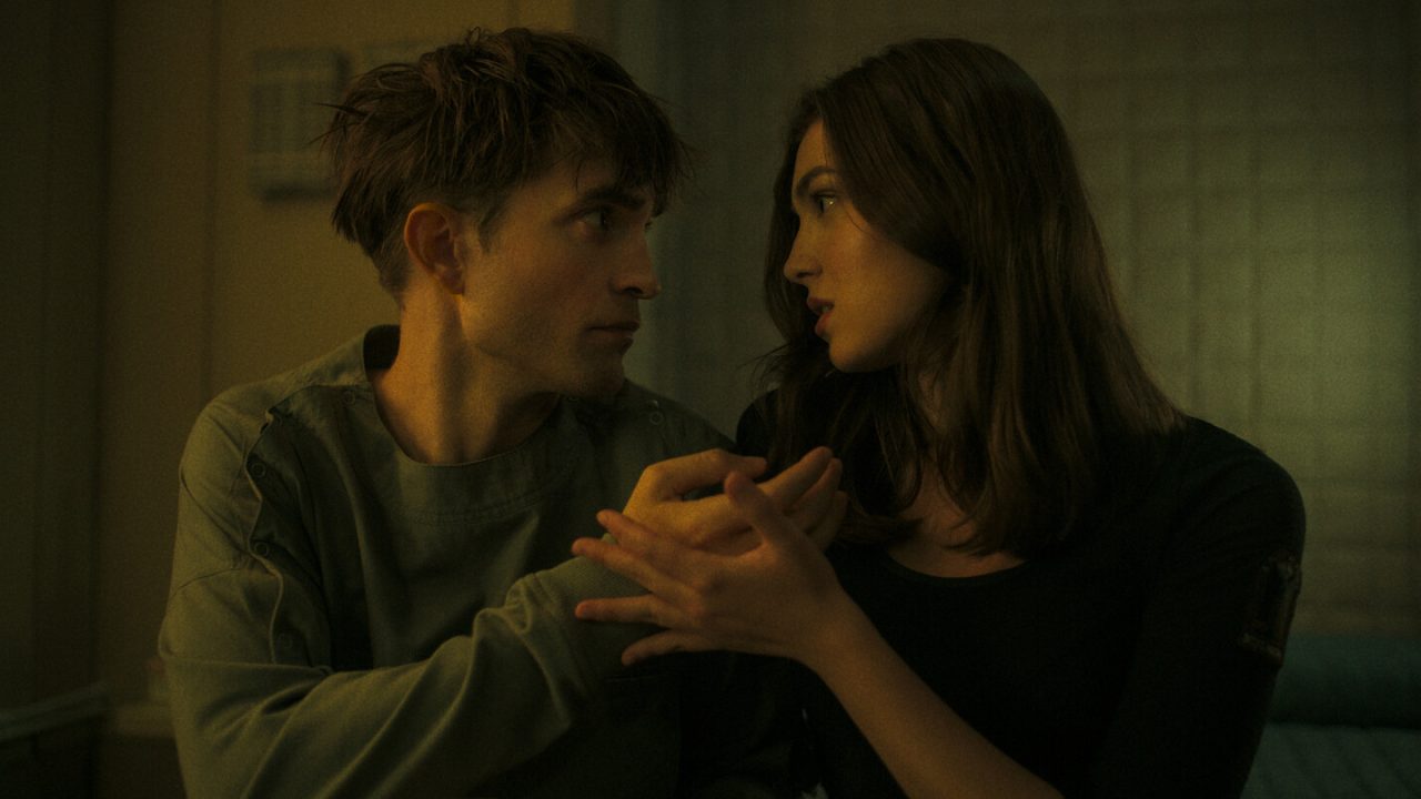 Роберт Паттинсон, Анамария Вартоломей в фильме «Микки 17» Роберт Паттинсон, Анамария Вартоломей в фильме «Микки 17»