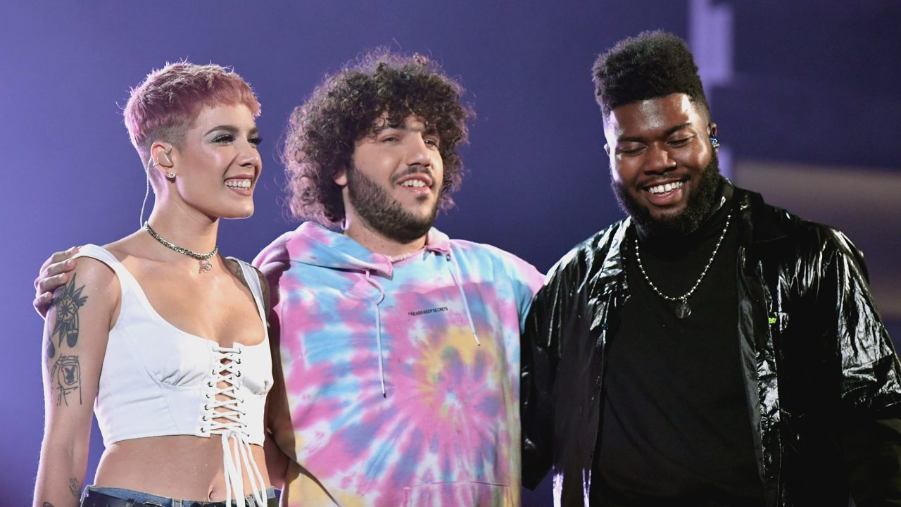 Холзи, Бенни Бланко и Халид выступают на сцене во время церемонии вручения премии American Music Awards 2018 Холзи, Бенни Бланко и Халид выступают на сцене во время церемонии вручения премии American Music Awards 2018