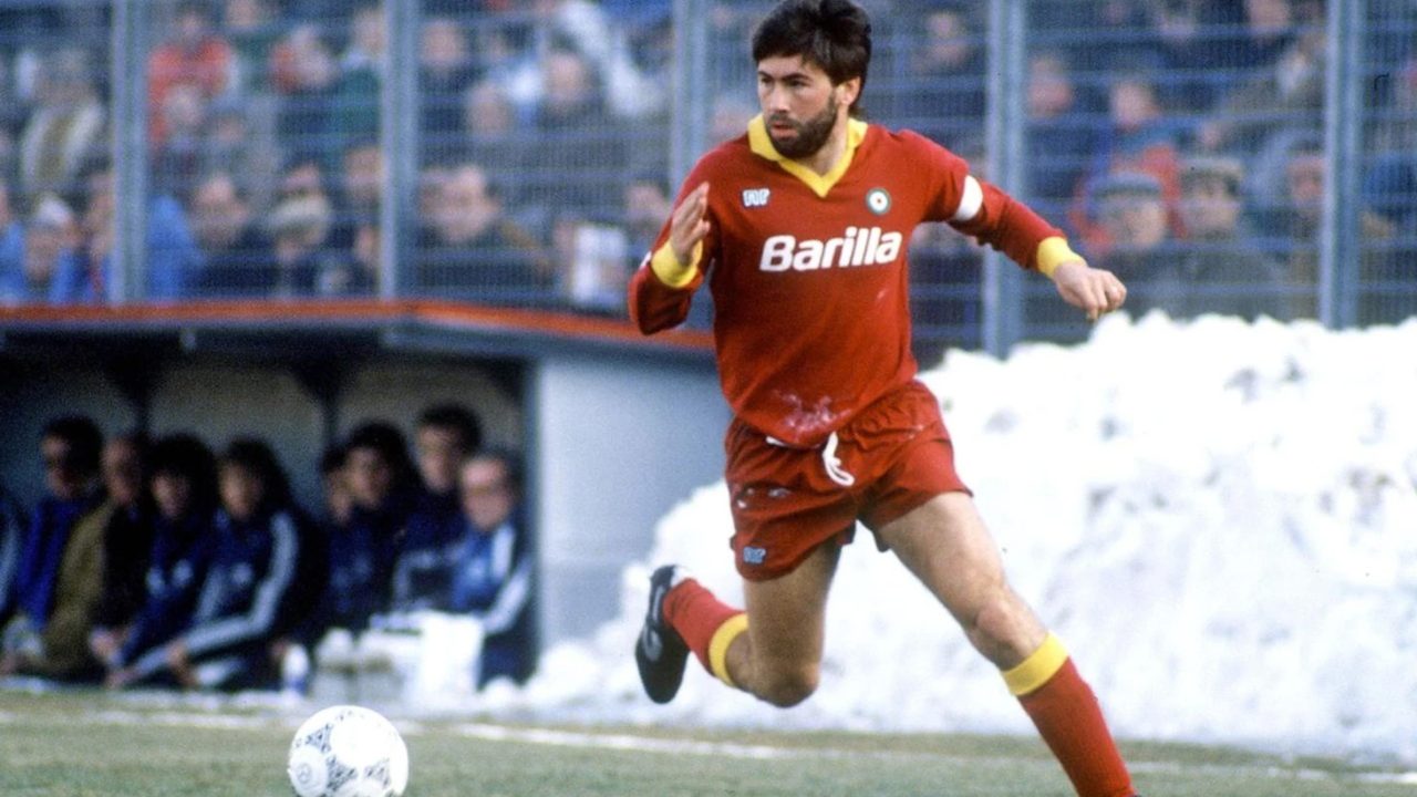 Карло Анчелотти на поле в качестве игрока Карло Анчелотти на поле в качестве игрока