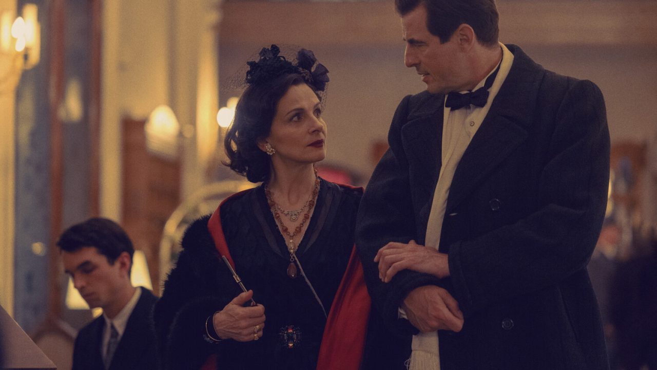 Жюльет Бинош, Клас Банг в сериале «New Look: Революция стиля» Жюльет Бинош, Клас Банг в сериале «New Look: Революция стиля»