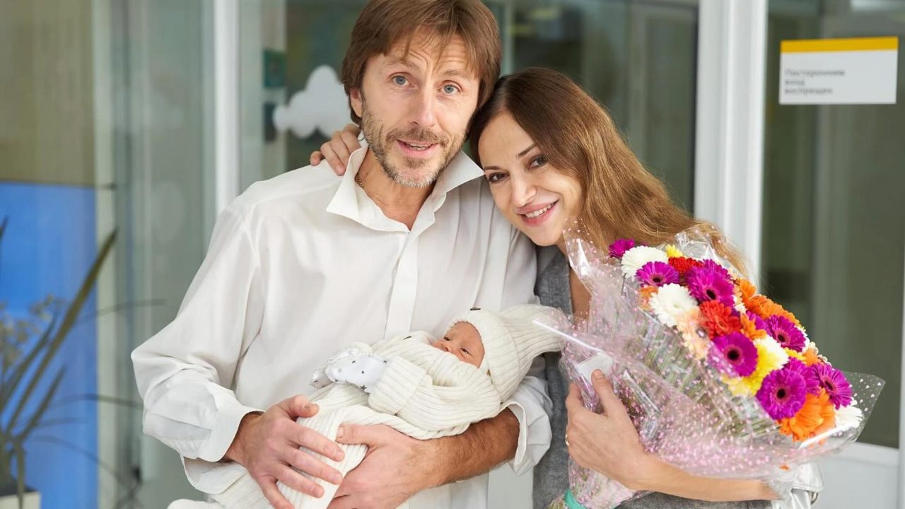 Повилас Ванагас и Маргарита Дробязко с новорожденной дочерью Повилас Ванагас и Маргарита Дробязко с новорожденной дочерью